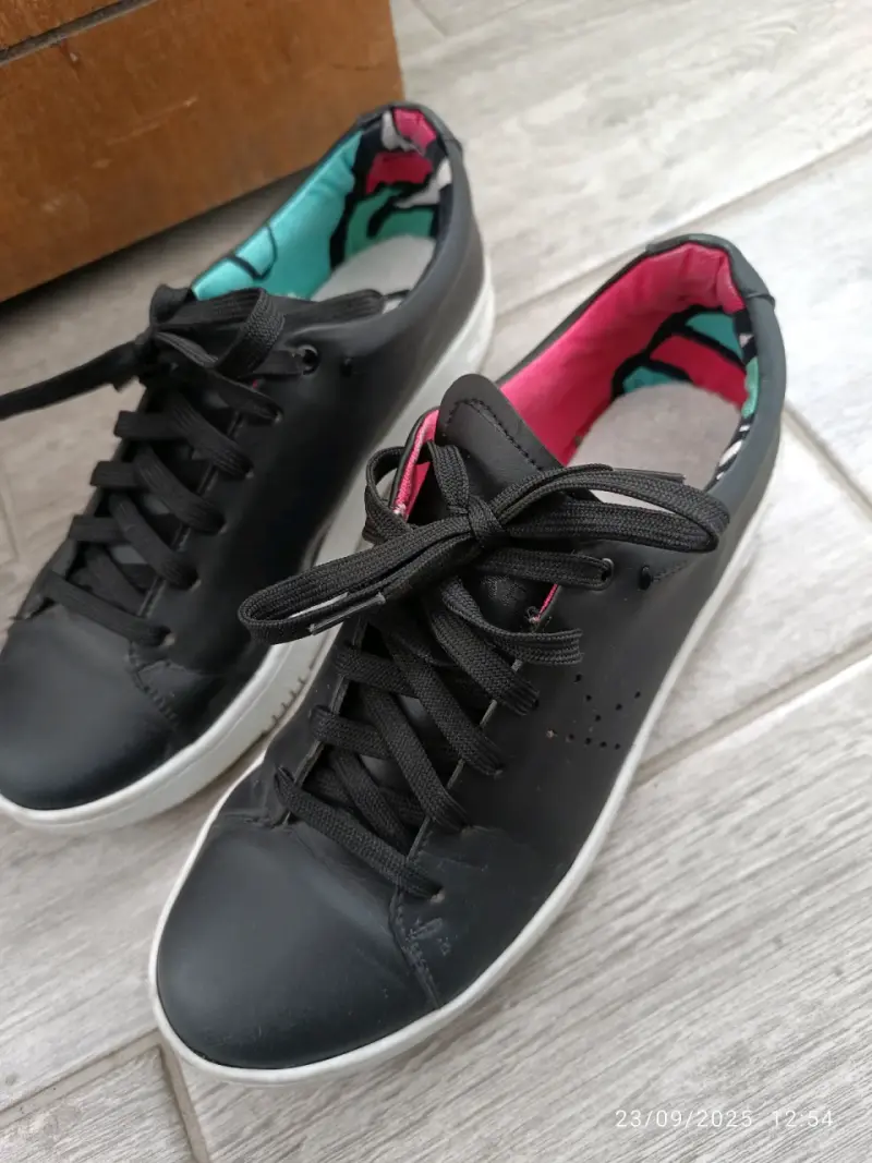 Zapatillas negras y blancas - 2