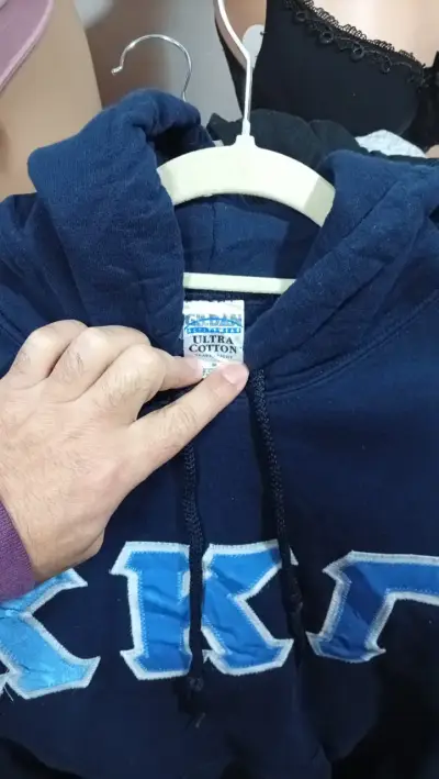 Polerón azul con letras KKG y Capucha - miniatura 2