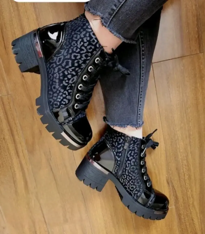 Botines negros con diseño animal print