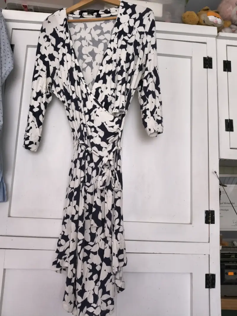 Vestido floral blanco y negro - 1