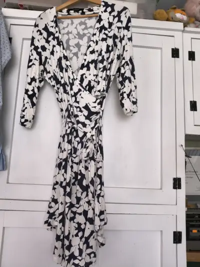Vestido floral blanco y negro - miniatura 1