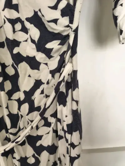 Vestido floral blanco y negro - miniatura 2