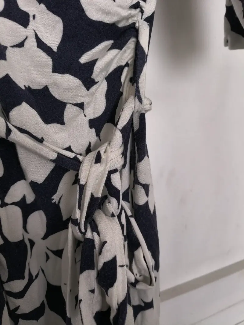 Vestido floral blanco y negro - 3