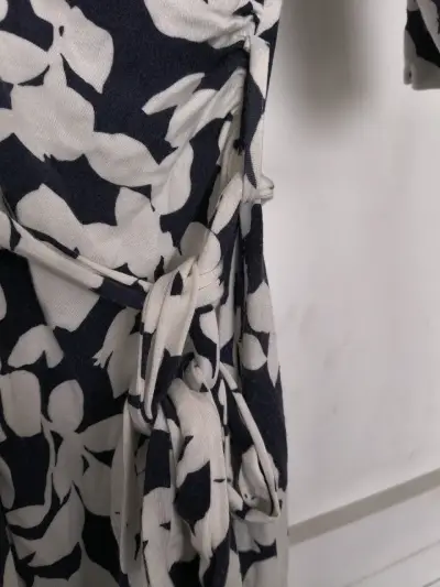 Vestido floral blanco y negro - miniatura 3
