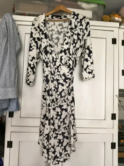 Vestido floral blanco y negro - miniatura 5