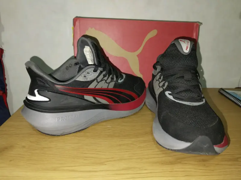 Zapatillas deportivas negras y rojas - 1