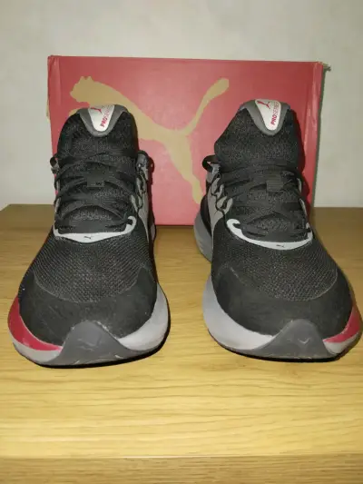 Zapatillas deportivas negras y rojas - miniatura 3