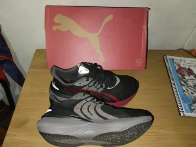 Zapatillas deportivas negras y rojas - miniatura 4