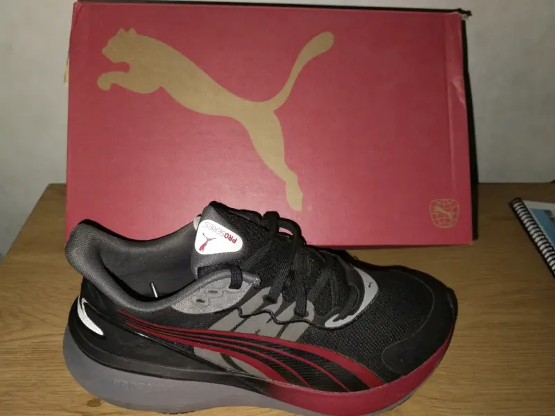 Zapatillas deportivas negras y rojas - 5