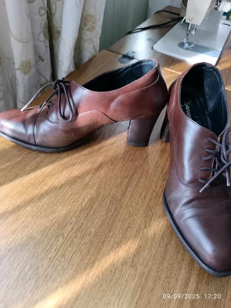 Zapatos de cuero marrones con taco - 1