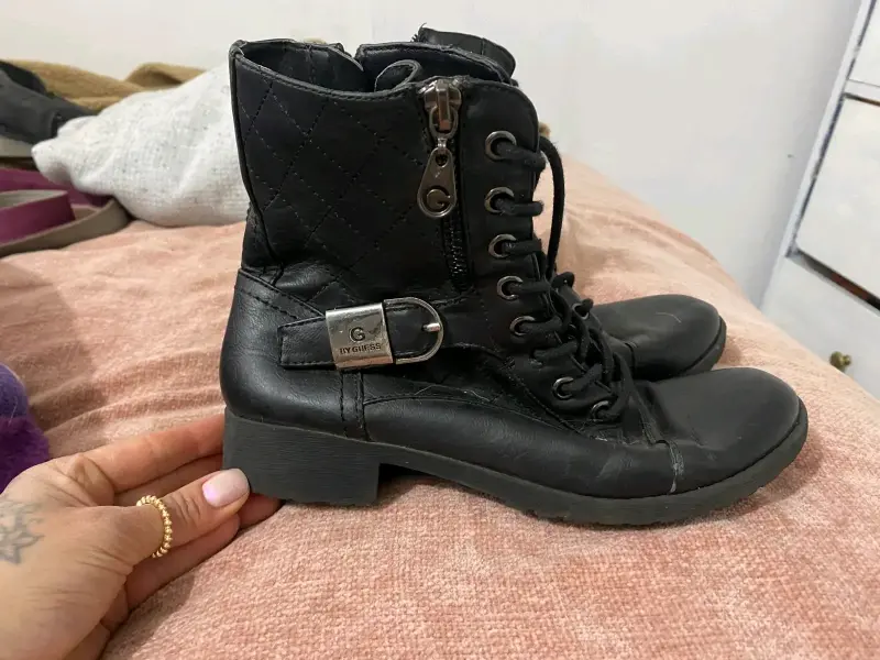 Botines negros con hebilla lateral - 2