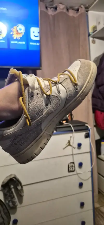 Zapatillas blancas con cordones amarillos - miniatura 1