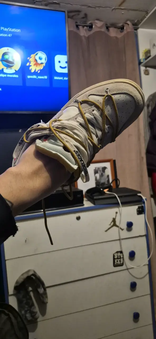 Zapatillas blancas con cordones amarillos - 2