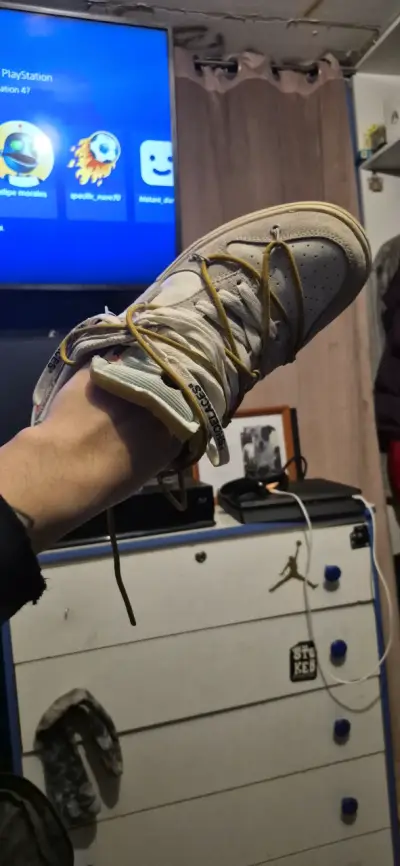 Zapatillas blancas con cordones amarillos - miniatura 2
