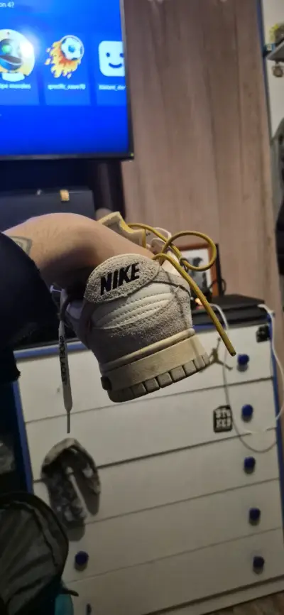 Zapatillas blancas con cordones amarillos - miniatura 3