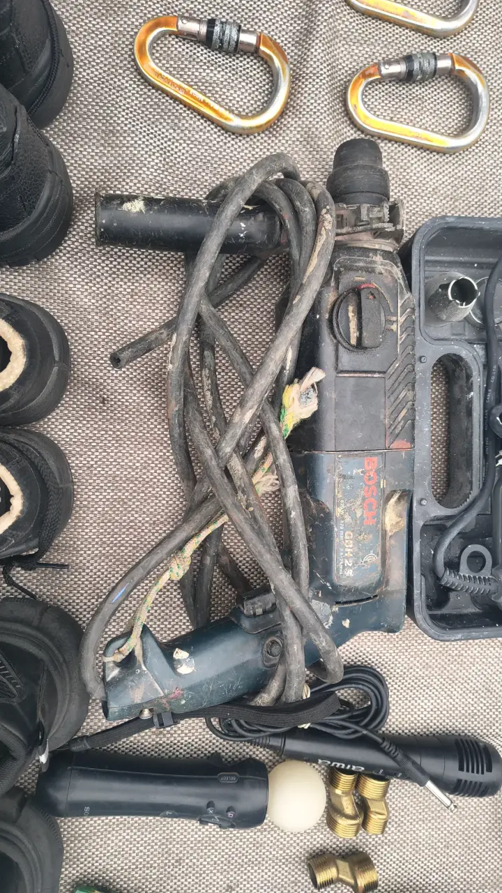 Taladro Bosch con cables - 1