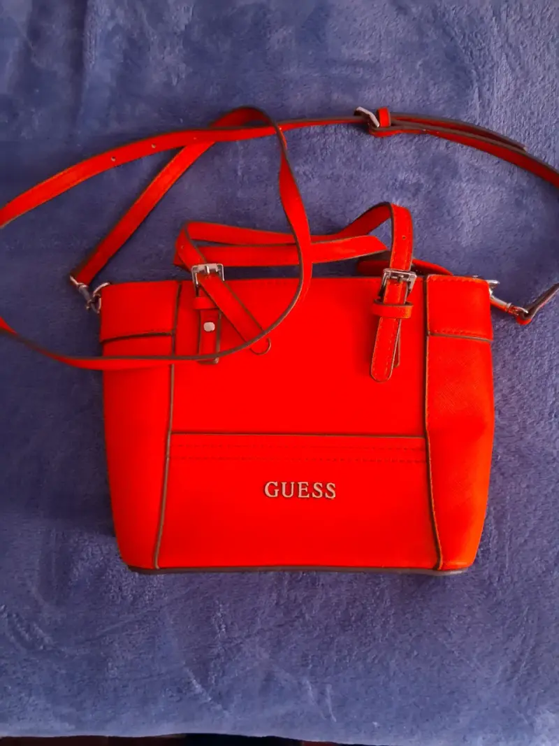Cartera roja Guess