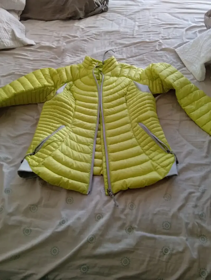 Chaqueta puffer amarilla