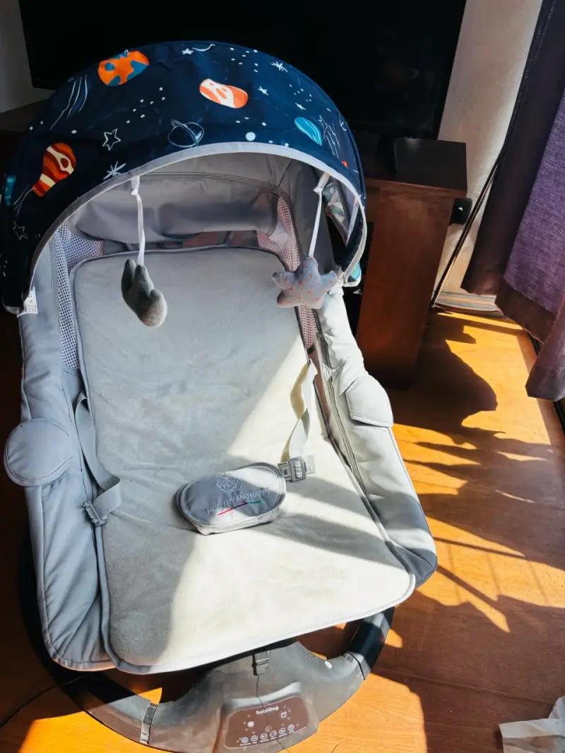 Silla mecedora para bebé gris