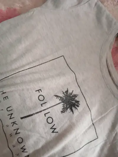 Polera gris con estampado palma - miniatura 1