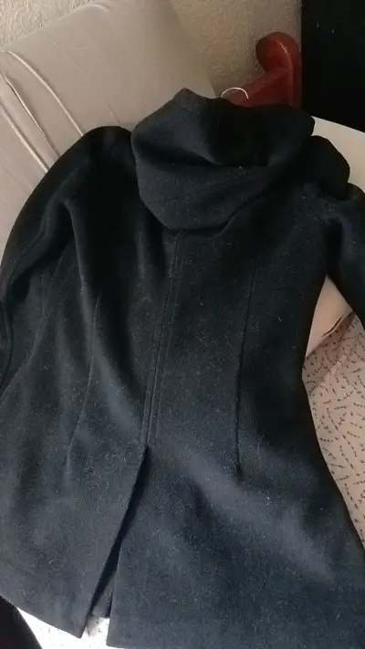 Abrigo negro con capucha - miniatura 3