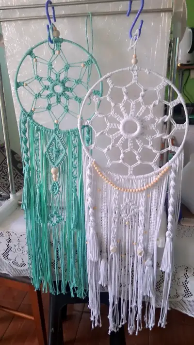 Atrapasueños de macramé blanco y verde - miniatura 1
