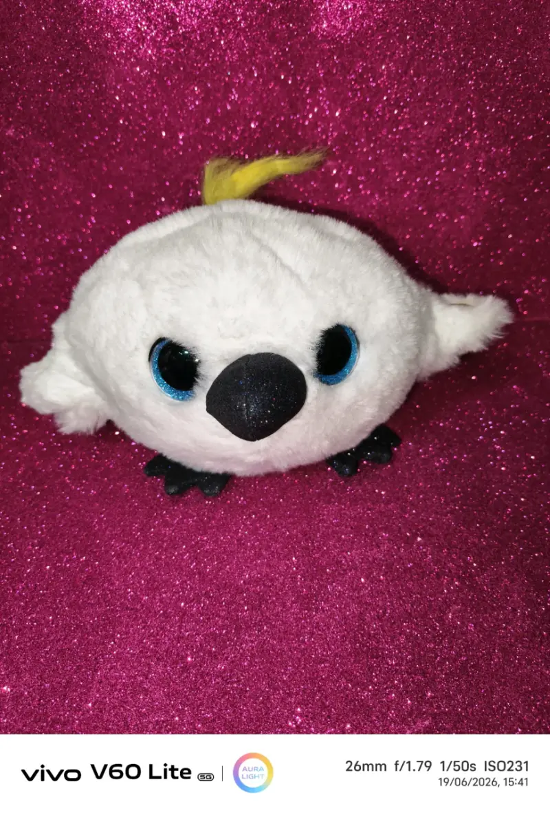 Pelota de peluche blanca con detalles - 1