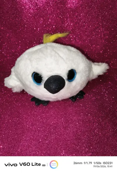 Pelota de peluche blanca con detalles - miniatura 1
