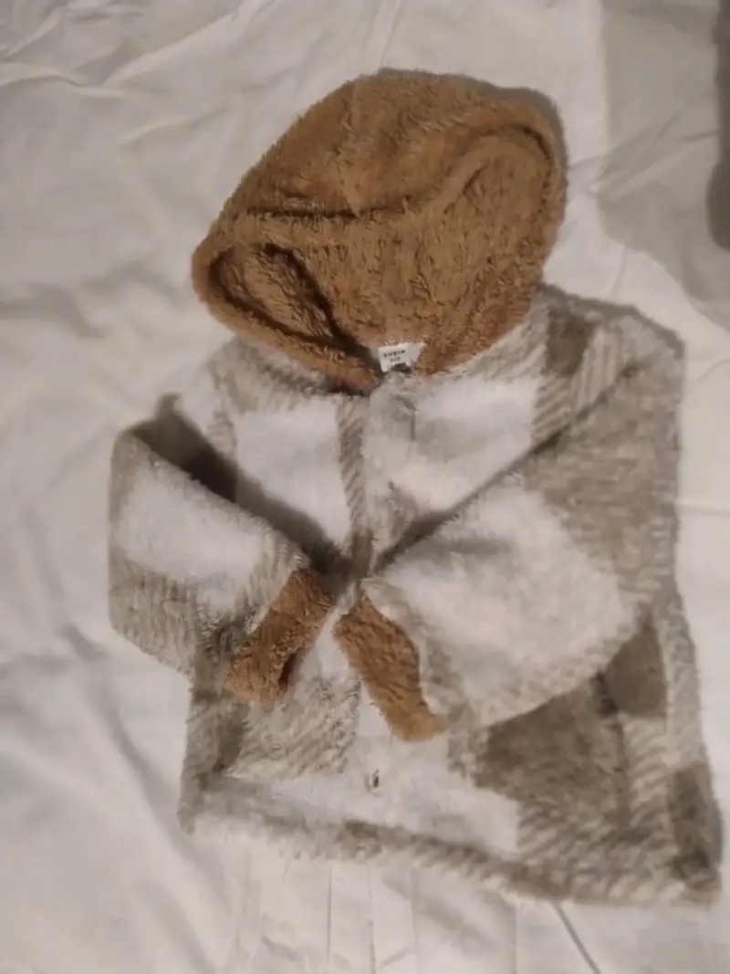 Chaqueta de peluche con capucha