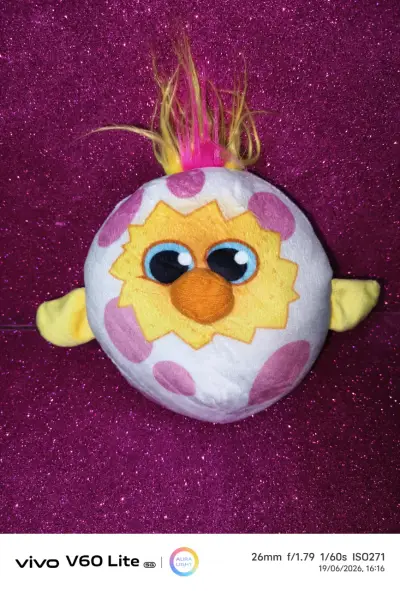 Peluche colorido con diseño divertido - miniatura 1