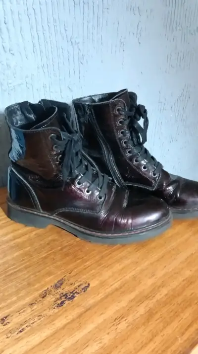 Botas de cuero negro con cordones - miniatura 1