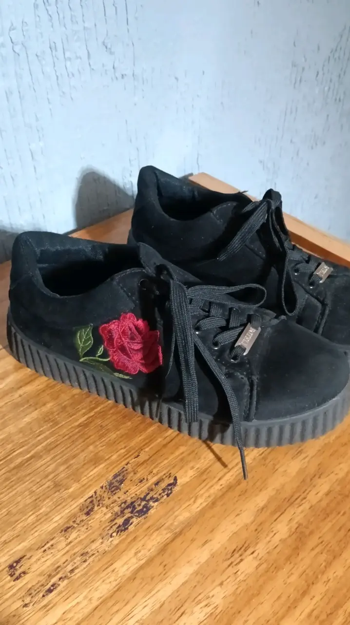 Zapatillas negras con bordado floral - 1
