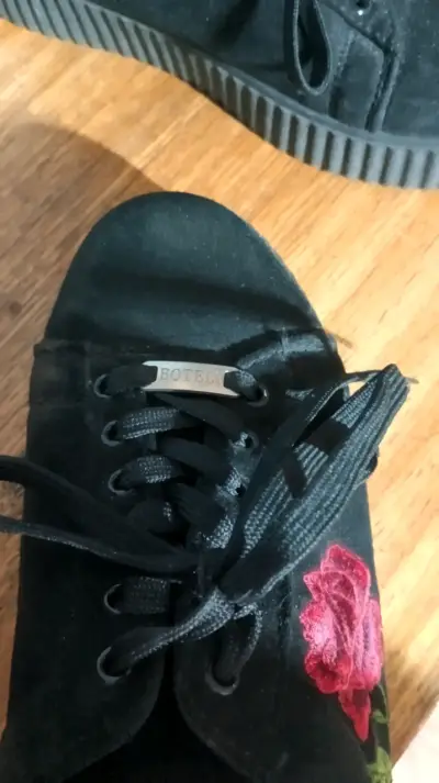 Zapatillas negras con bordado floral - miniatura 2