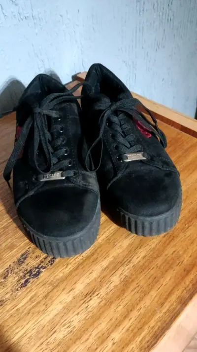 Zapatillas negras con bordado floral - miniatura 3