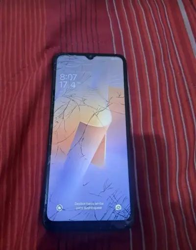 Smartphone con pantalla dañada - miniatura 1