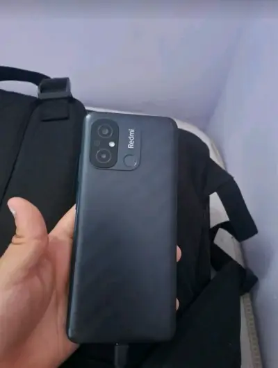 Smartphone con pantalla dañada - miniatura 2