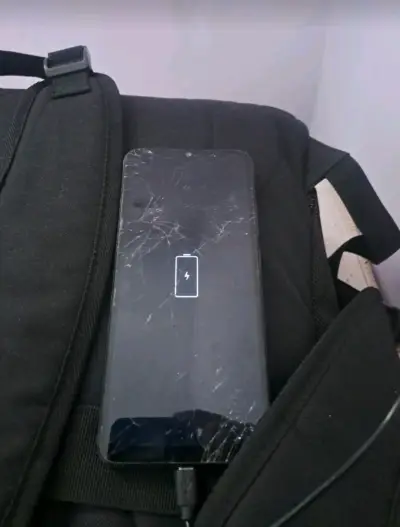 Smartphone con pantalla dañada - miniatura 3