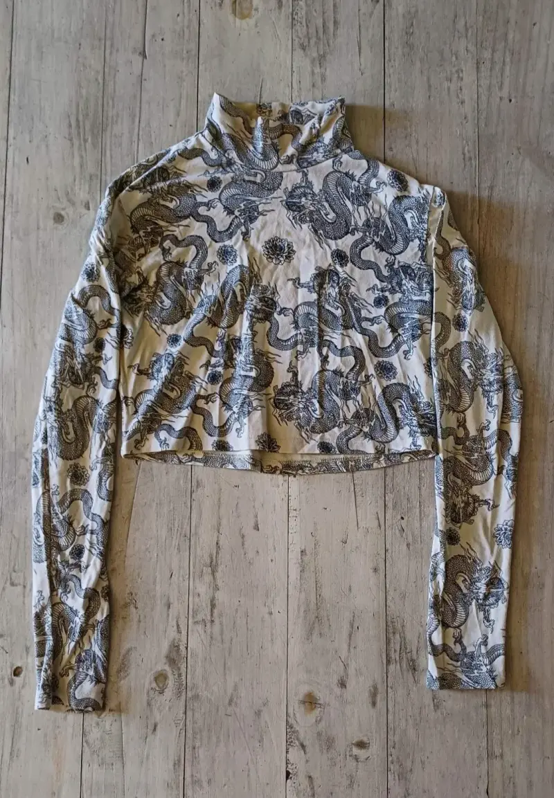 Polera cuello alto con dragones - 1