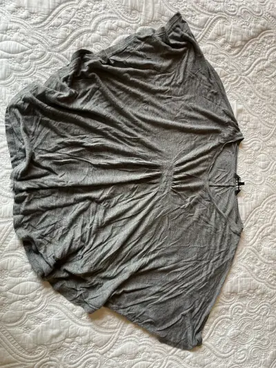 Blusa gris suelta - miniatura 1