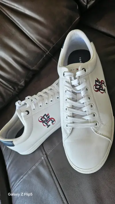Zapatillas blancas con logo - miniatura 1