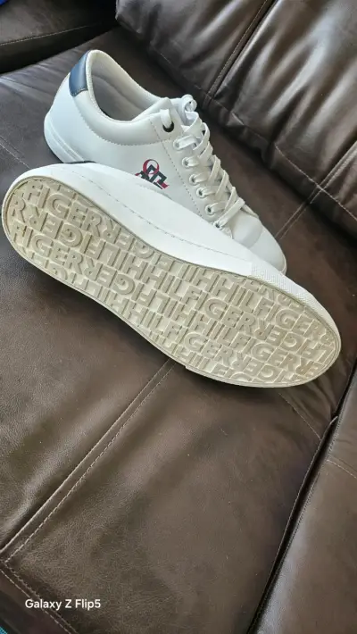 Zapatillas blancas con logo - miniatura 3
