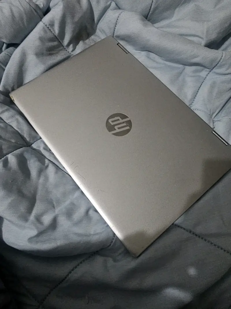 Laptop HP plateada usada - 1