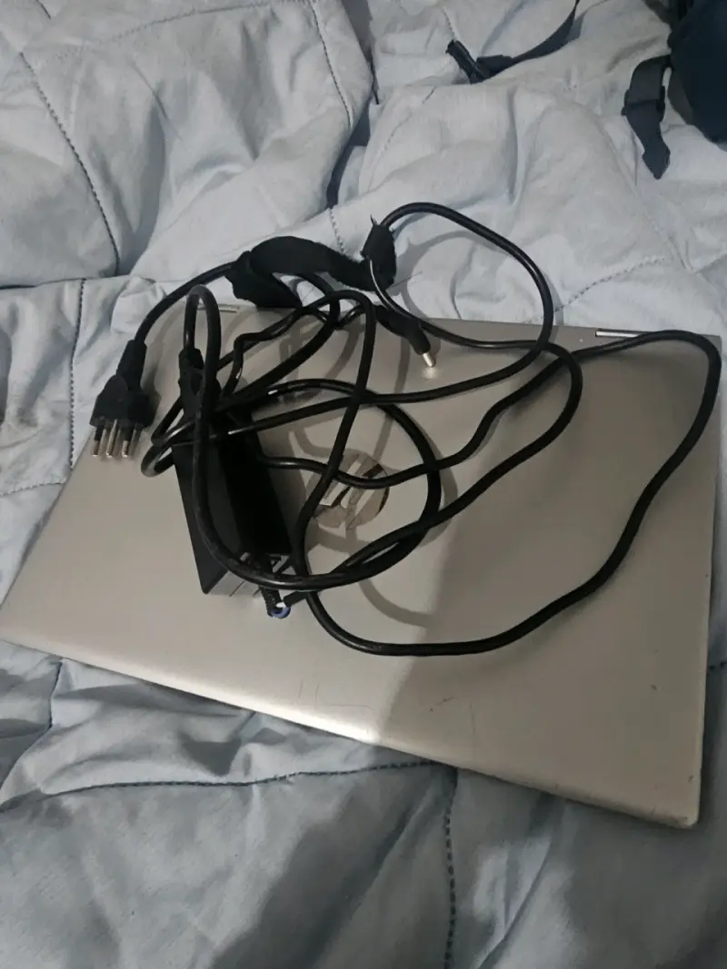 Laptop HP plateada usada - 3