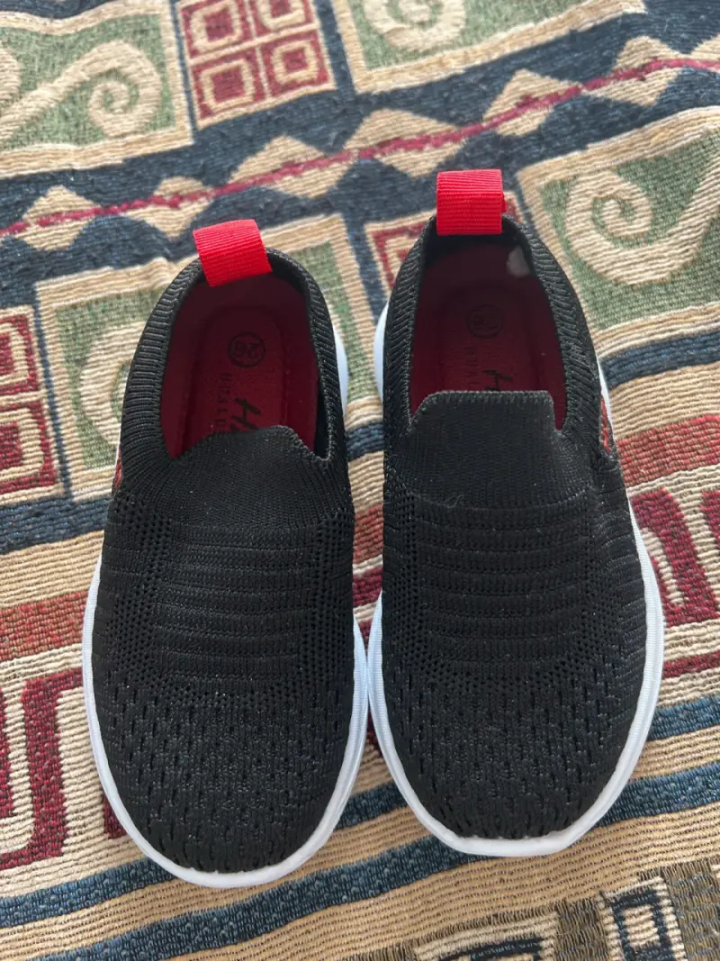 Zapatillas negras para niño - 1