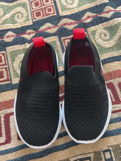Zapatillas negras para niño - miniatura 1