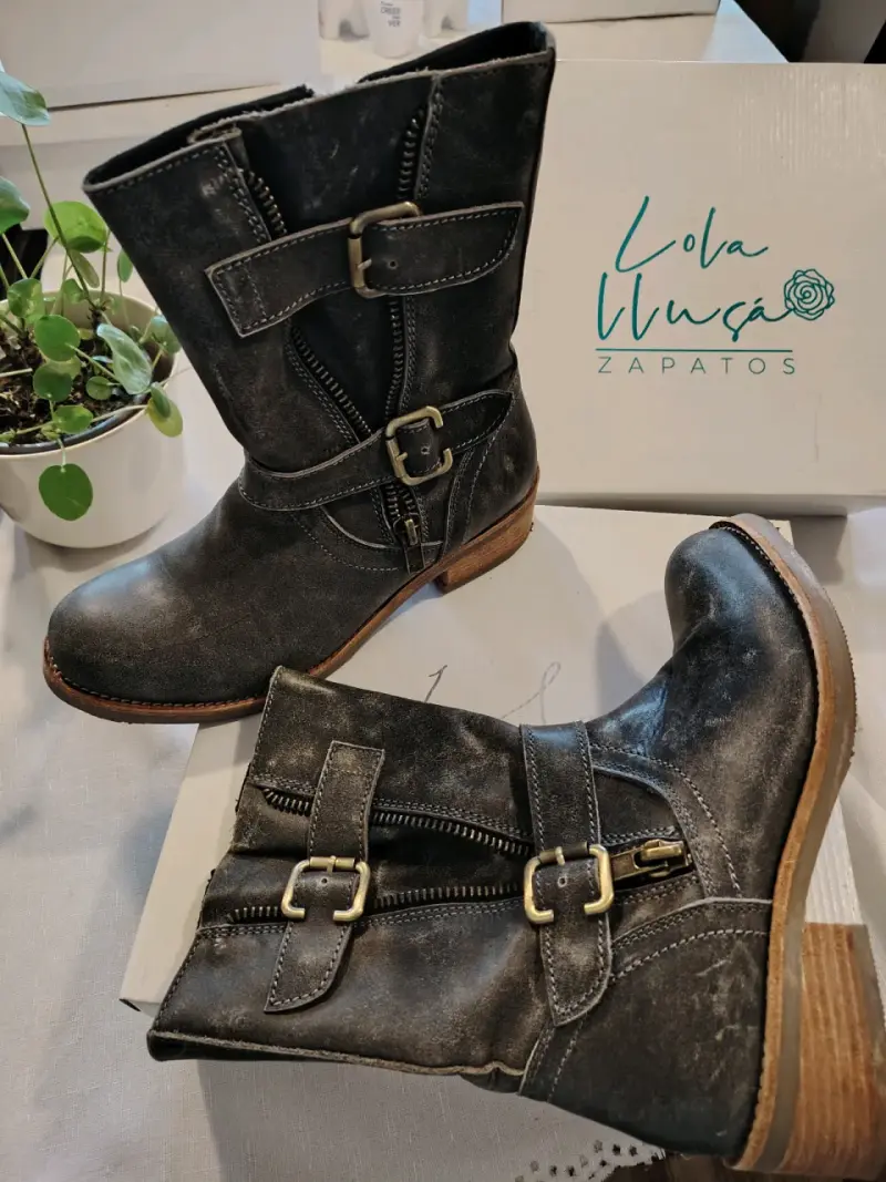 Botas Gris oscuro con hebillas Lola Llusa