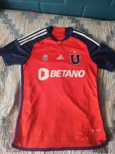 Camiseta roja de la U - miniatura 1