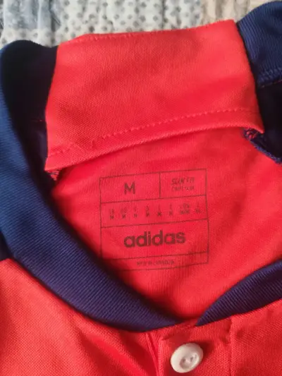 Camiseta roja de la U - miniatura 3