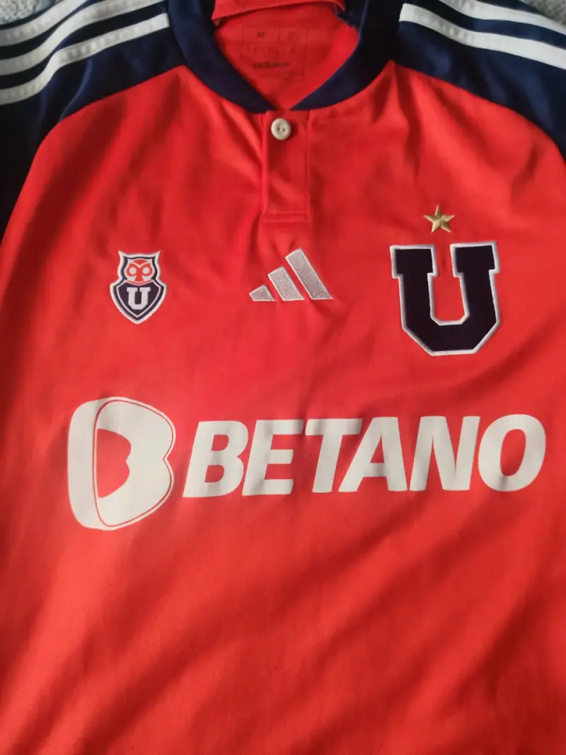 Camiseta roja de la U - 4
