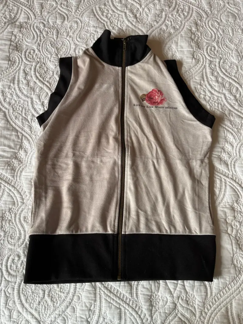 Chaleco sin mangas beige y negro - 1
